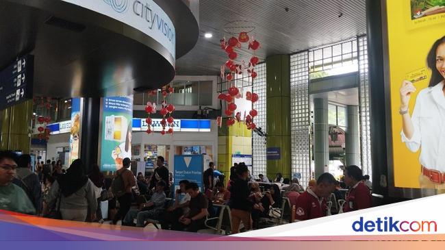 Suasana Stasiun Gambir Dipadati Pemudik saat Long Weekend