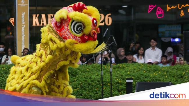 Atraksi Barongsai Meriahkan Imlek di Taman Literasi Blok M