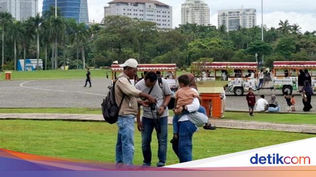 Cerita Aiman Jadi Tukang Foto Keliling, Cari Rezeki di Kawasan Monas