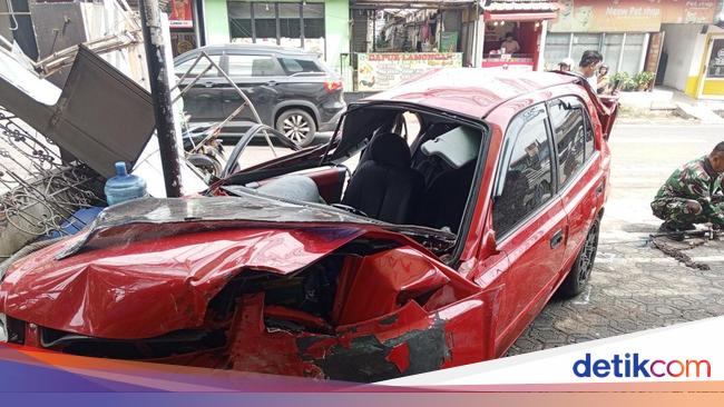 Mahasiswa Unpad Naik Sedan Tabrak 4 Kendaraan, 1 Orang Tewas