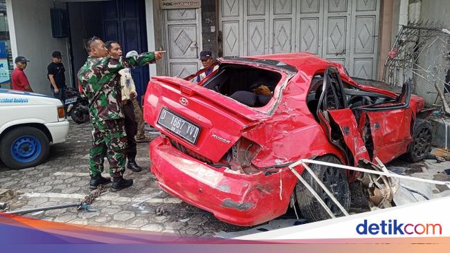 CCTV Detik-detik Sedan Mahasiswa Unpad 'Terbang' Tewaskan Tukang Parkir