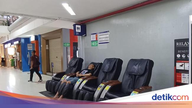 Momen Libur Panjang, Kursi Pijat di St Gambir Laris Manis Dipakai Penumpang