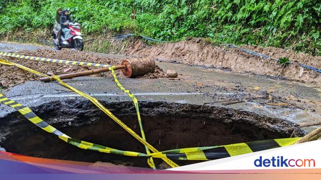 Jalan di Trenggalek Amblas dan Berlubang Besar, Lalin Kendaraan Terganggu