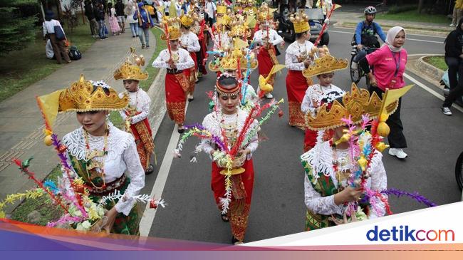 Meriahnya Kirab Budaya Telok Tamat di TMII