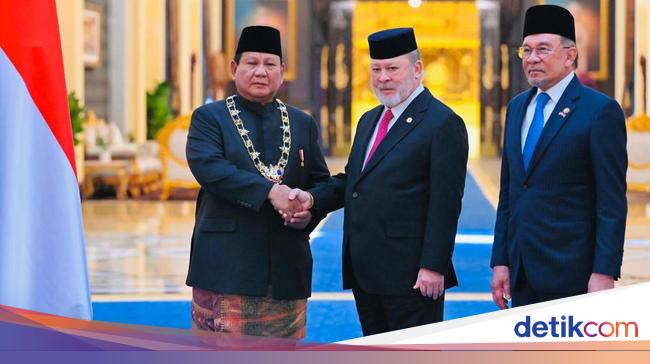 Prabowo Dianugerahi Tanda Kehormatan Darjah Kerabat Johor di Malaysia