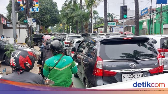 Ragunan Ramai Pengunjung di Libur Isra Mikraj, Lalin Arah Pintu Masuk Macet