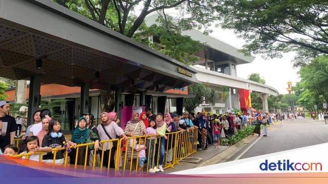 TMII Diserbu Pengunjung, Antrean Naik Bus Keliling hingga 150 Meter