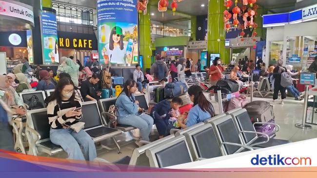 Suasana Stasiun Gambir Dipadati Ribuan Penumpang Saat Libur Panjang