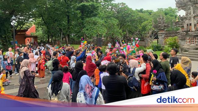 Sambut Imlek, TMII Gelar Bazar Festival Pecinan-Akrobat 3 Barongsai