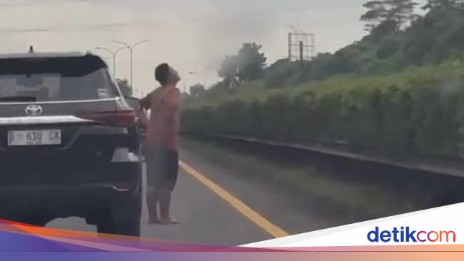 Viral Pria Diduga ODGJ Berdiri di Jalan Tol Jagorawi, Polisi Evakuasi