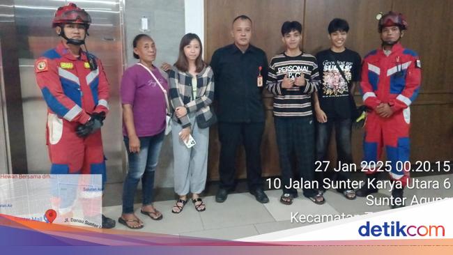 Mencekam 4 Warga Terjebak di Tangga Darurat Mal Hampir Setengah Jam