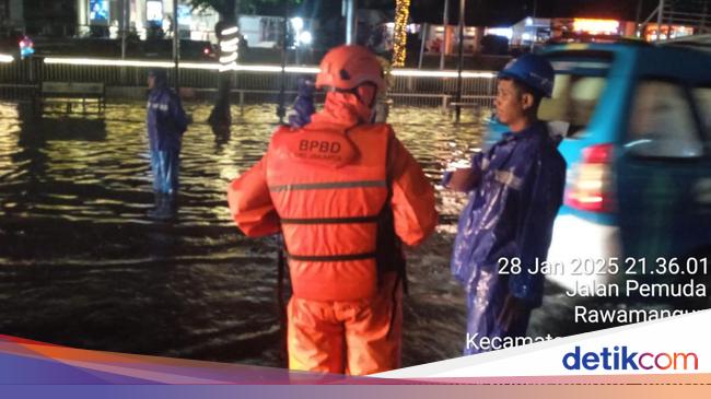 Banjir Jakarta Jadi 26 RT-20 Ruas Jalan, Tinggi Air di Jakbar Capai 1 Meter