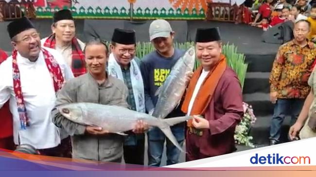 Kala Pramono dan Pj Gubernur Menang Pertarungan Sengit Lelang Bandeng 8 kg