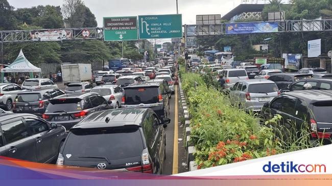 Padat, 10 Ribu Kendaraan Melintas di Jalur Puncak Bogor Pagi Ini