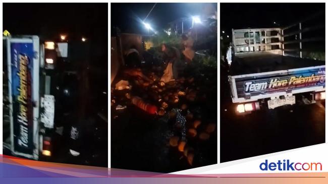 Tragis Mobil Pikap Terguling di Lampung: Durian-Uang Dijarah Warga