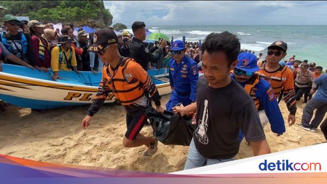 Pantai Drini Yogyakarta deretan perahu nelayan