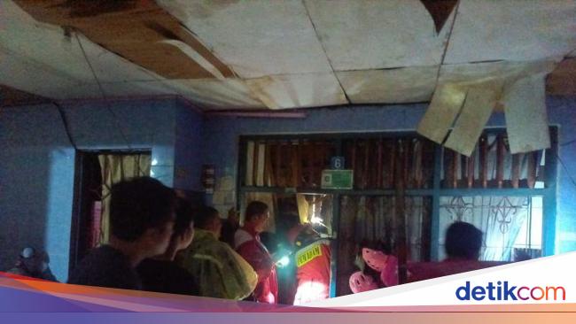 Bangunan 2 Lantai di Duren Sawit Ambruk Saat Jakarta Diguyur Hujan Deras