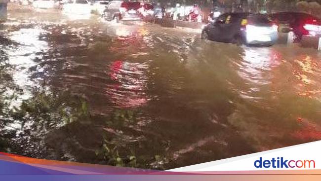 Cerita Zul Terobos Banjir di Kelapa Gading, Jalan Kaki 75 Menit Sampai Rumah