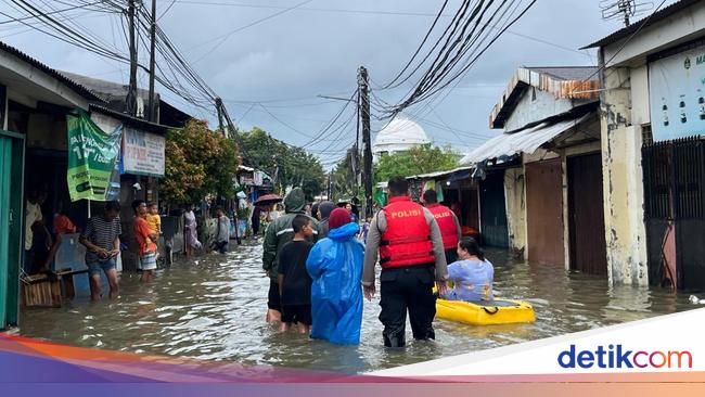 Banjir 1,5 Meter Rendam Pemukiman Warga di Jakbar, 1.500 KK Terdampak