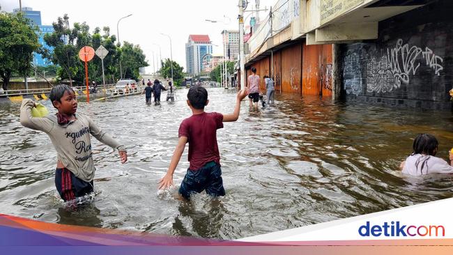 Data dan Fakta Banjir Masih Rendam Jakarta