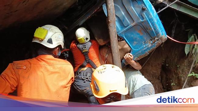 Truk Alat Musik Terjun ke Jurang di Pasaman, Sopir Selamat Setelah 4 Jam Terjepit