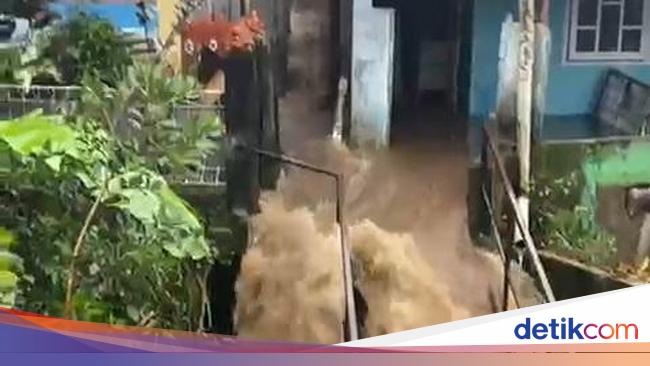 Banjir Terjang Rumah Warga di Puncak Bogor Imbas Hujan Deras