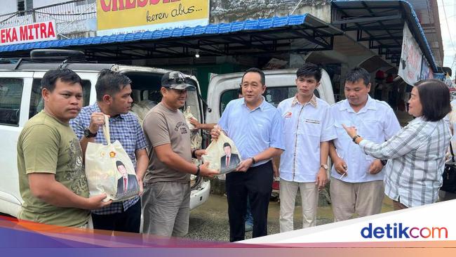 Legislator Gerindra Yuliansyah Bagikan Sembako ke Korban Banjir di Landak