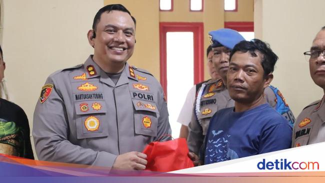 Aksi Humanis Polres Pelabuhan Priok Beri Sembako ke 50 KK Korban Rob Muara Angke