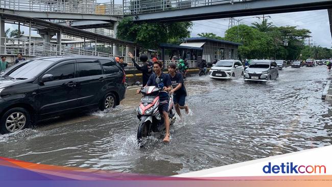 Banyak Sepeda motor Mogok Gara-gara Terobos Banjir Jl Daan Mogot