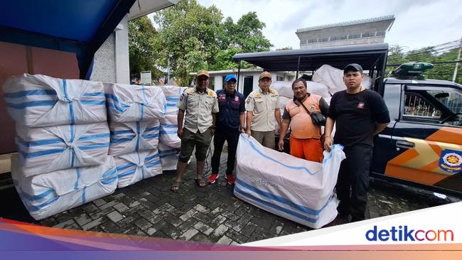 Kemensos Dirikan Dapur Umum & Salurkan Bantuan untuk Korban Banjir Jakarta