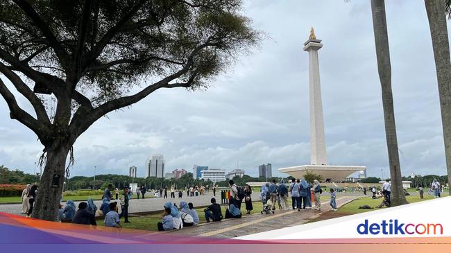 Situasi Monas Siang Ini: Kering Nihil Banjir, Ramai Wisatawan Libur Imlek