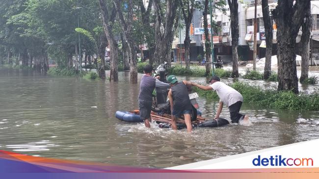 Cerita Tukang Parkir Beralih Jadi Ojek Getek di Tengah Banjir Kelapa Gading