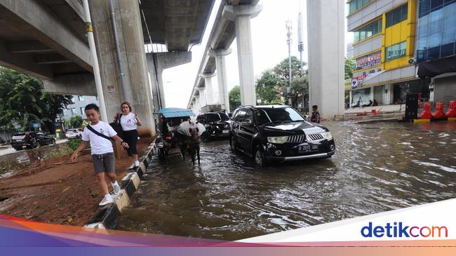 35 RT dan 3 Ruas Jalan di Jakarta Masih Tergenang Malam Ini