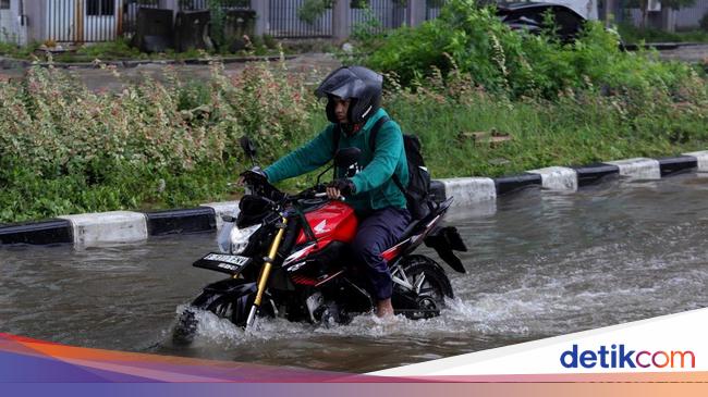 Hujan Lebat Semalam, 11 RT dan 4 Ruas Jalan di Jakarta Terendam Banjir