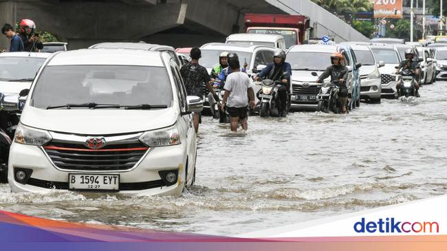 Kondisi Banjir Kelapa Gading Seharian Ini: Malam hingga Petang