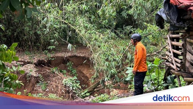 Tanah Bergerak Akibat Hujan Deras di Bogor, 2 Keluarga Mengungsi