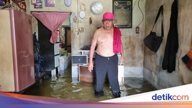 Rumah Kebanjiran, Warga Cengkareng Barat Mandi hingga BAB di Pasar