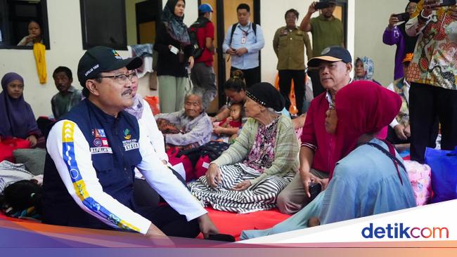 Banjir Jakarta, Mensos Cek Langsung Dapur Umum dan Posko Bencana