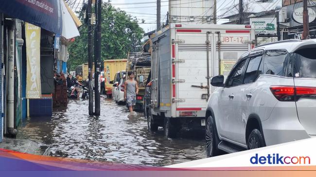 Jalan Kamal Raya Jakbar Tergenang Siang Ini, Lalu Lintas Macet