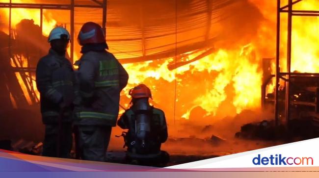 3 Pabrik di Kabupaten Bandung Kebakaran, Petugas Damkar Terluka