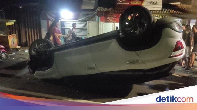 Potret Mobil Artis FTV Larasati Nugroho Kecelakaan hingga Terbalik