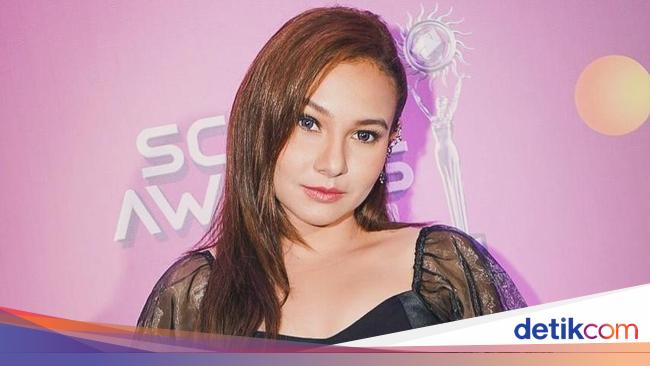 Polisi Ungkap Artis Larasati Nugroho Kecelakaan karena Mengantuk