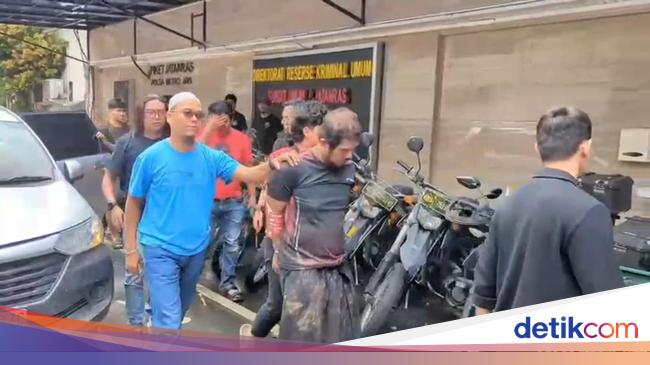 Momen Guru Ngaji Cabul Bersarung Saat Ditangkap Polisi, Tangan Diborgol