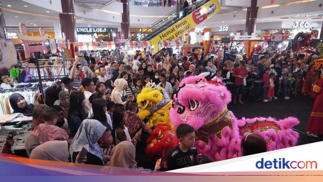 Atraksi Barongsai Menghiasi Mal Banyuasin, Hibur Pengunjung dengan Hiburan Eksotis