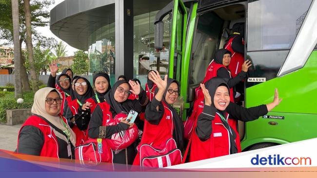 Transmart Berangkatkan 100 Pemenang Umroh Kloter Ketiga