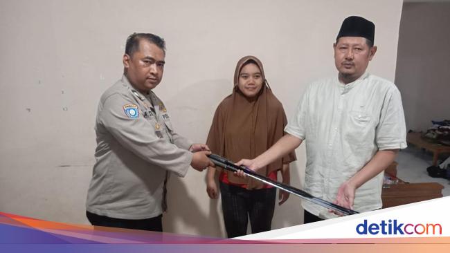 Warga Ciputat Serahkan Sajam yang Ditinggal Pelaku Tawuran ke Polisi