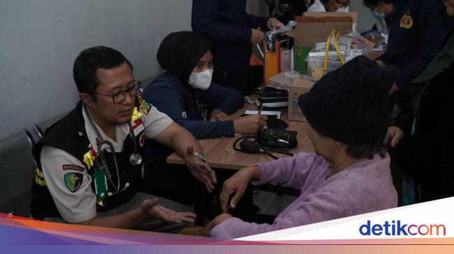 Polisi Beri Layanan Kesehatan kepada Warga Terdampak Banjir di Kalideres