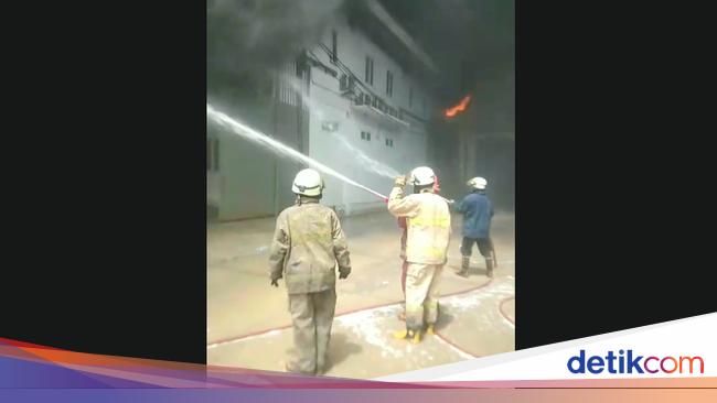 5 Mobil Damkar Berjibaku Padamkan Kebakaran Gudang di Dadap