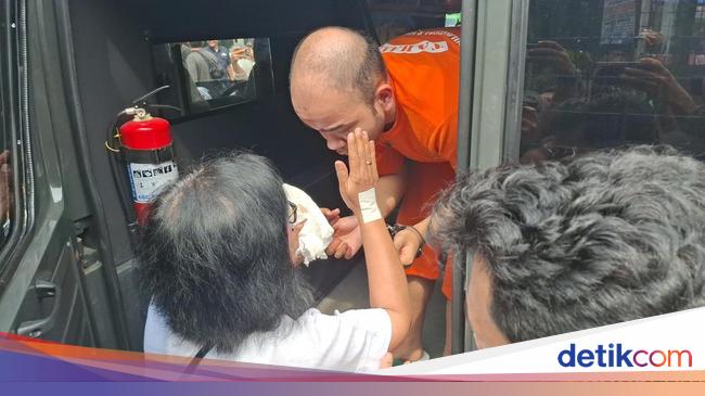 Farida Felix Menangis Hadiri Reka Ulang Kasus Satpam Dibunuh Putranya