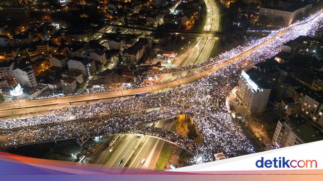 Ribuan Mahasiswa Serbia Blokir Jalan Protes Pemerintah Korupsi